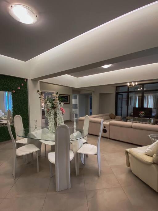 λabirinthia Apartment *